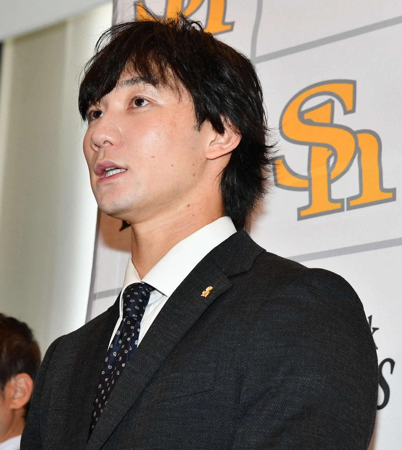 ダウンで契約更改し、囲み取材を受けるソフトバンク正木（撮影・岩下翔太）