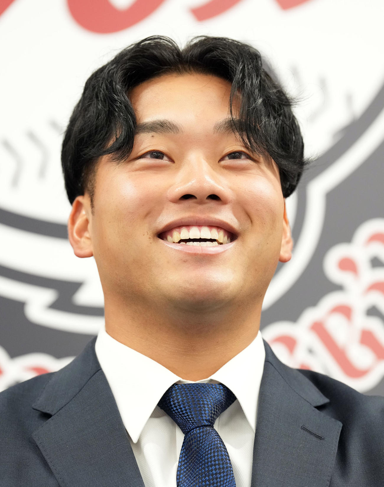 契約更改を終え笑顔を交え記者の質問に答える西武蛭間（撮影・たえ見朱実）