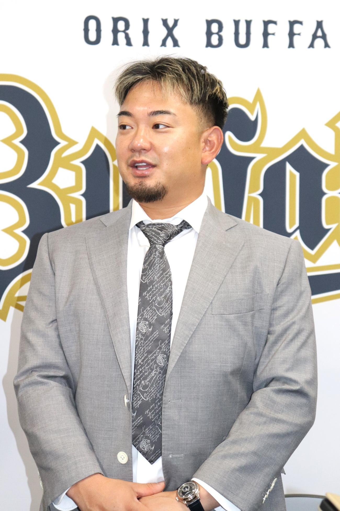 契約更改を終え、会見するオリックス森友哉捕手（撮影・中島麗）