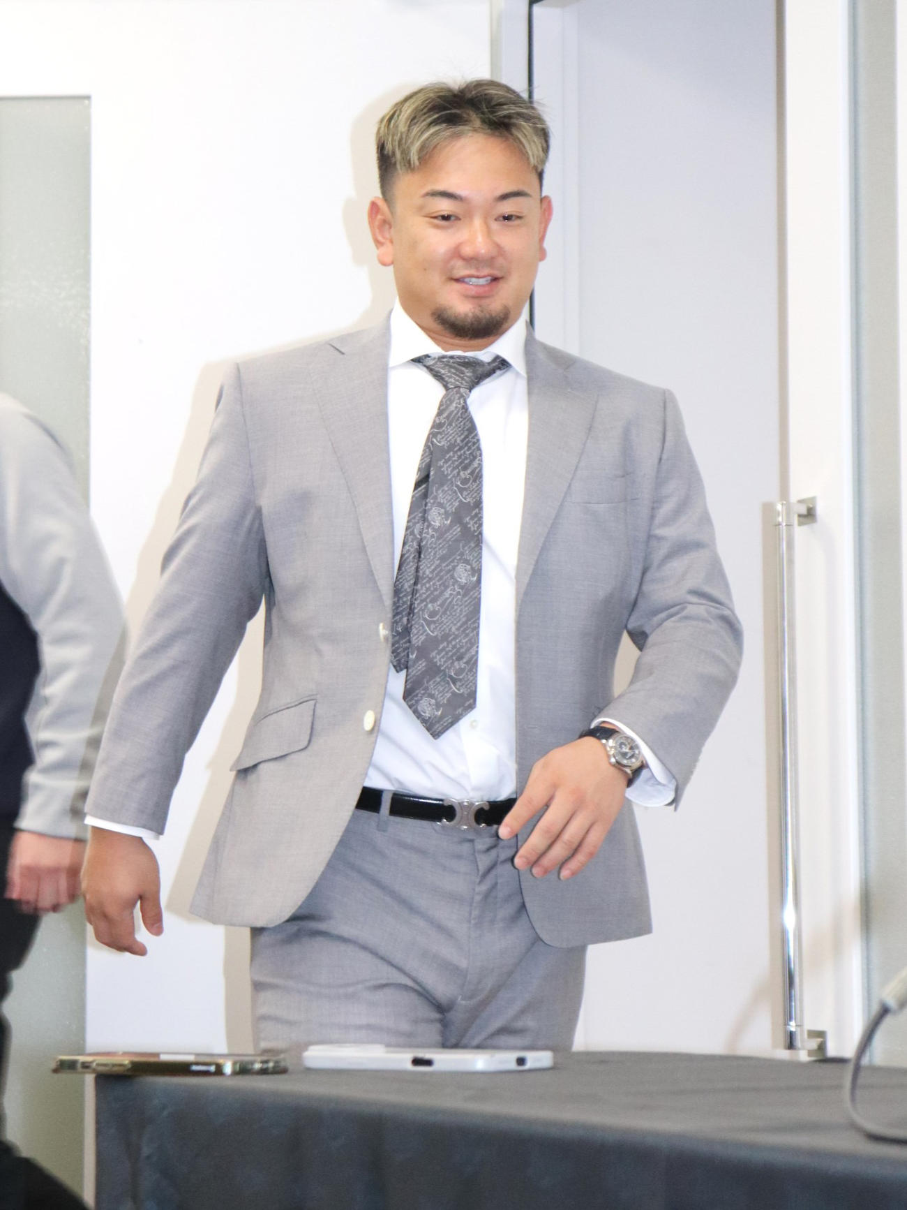 契約更改を終え、会見するオリックス森友哉捕手（撮影・中島麗）