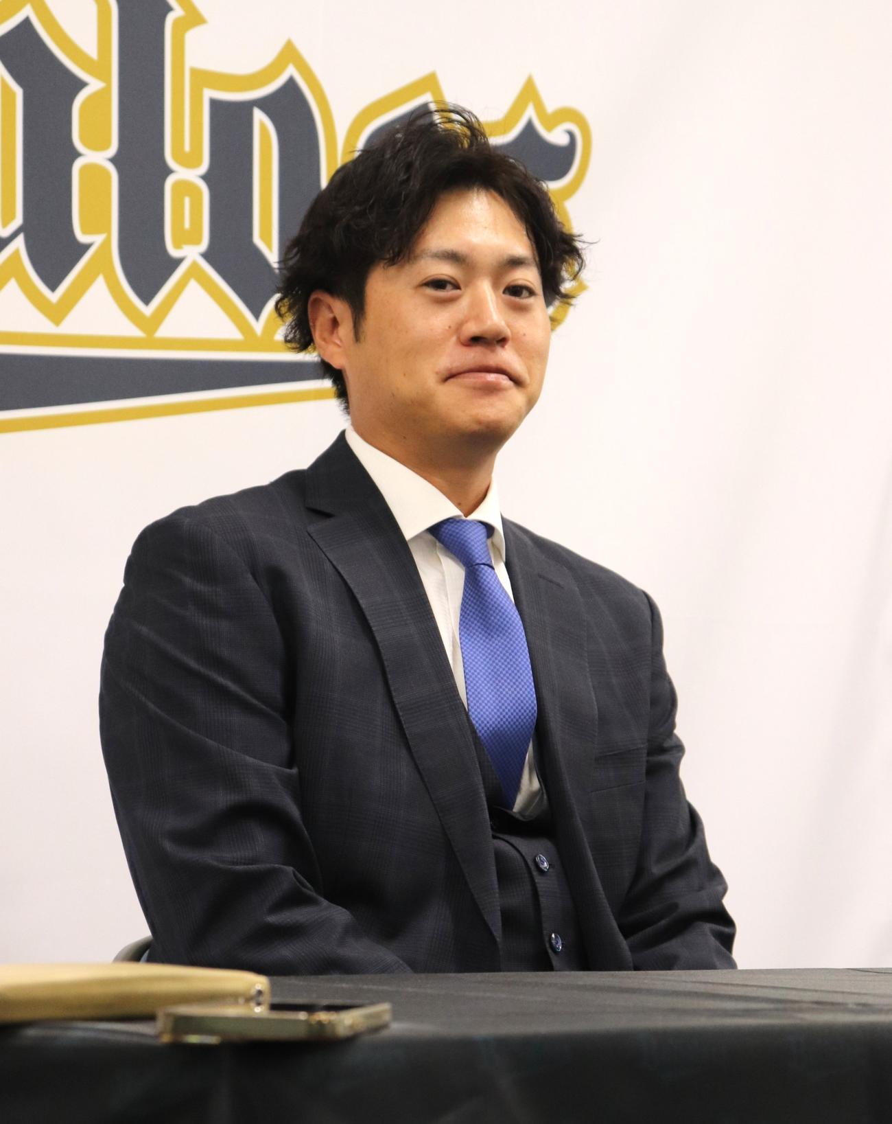契約更改を終え、会見するオリックス山田（撮影・中島麗）