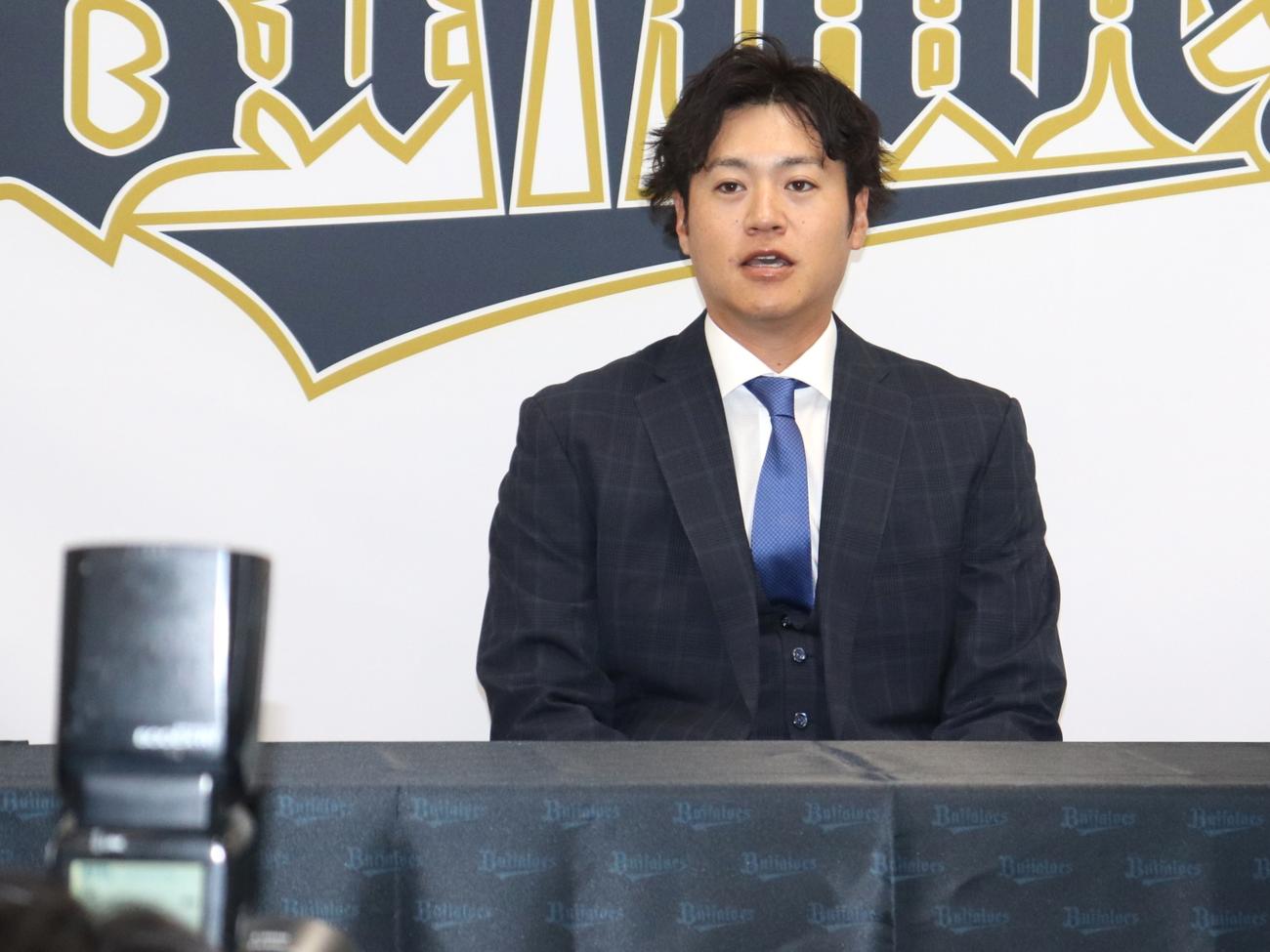 契約更改を終え、会見するオリックス山田（撮影・中島麗）