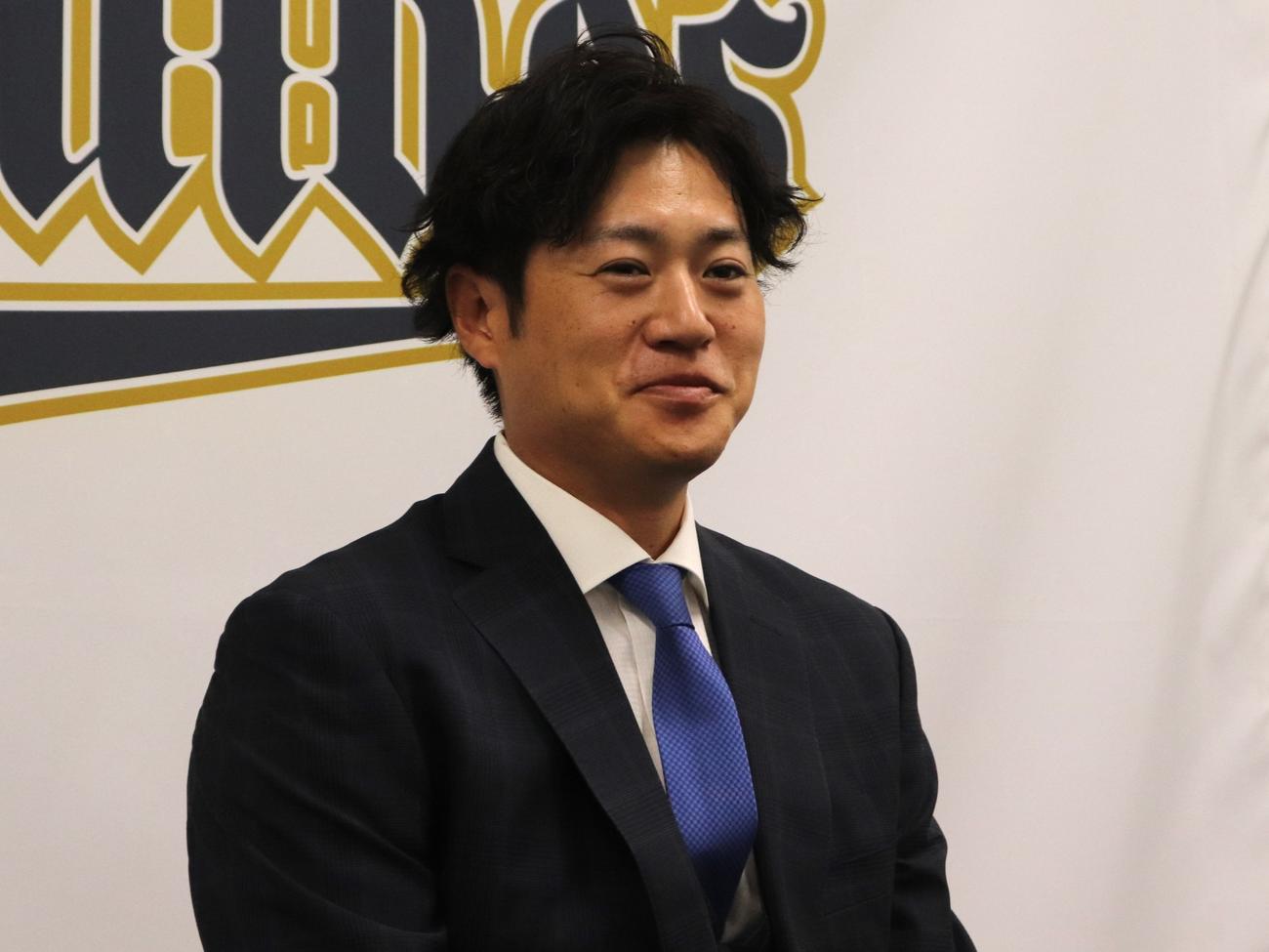 契約更改を終え、会見するオリックス山田。報道陣の質問に対し、笑みを浮かべる（撮影・中島麗）