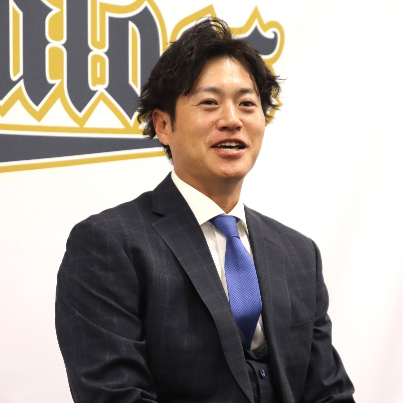 契約更改を終え、会見するオリックス山田。報道陣の質問に対し、笑みを浮かべる（撮影・中島麗）