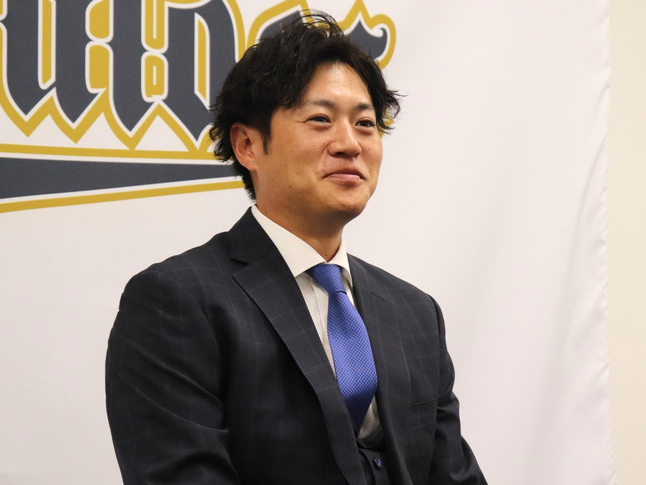 契約更改を終え、会見するオリックス山田。報道陣の質問に対し、笑みを浮かべる（撮影・中島麗）