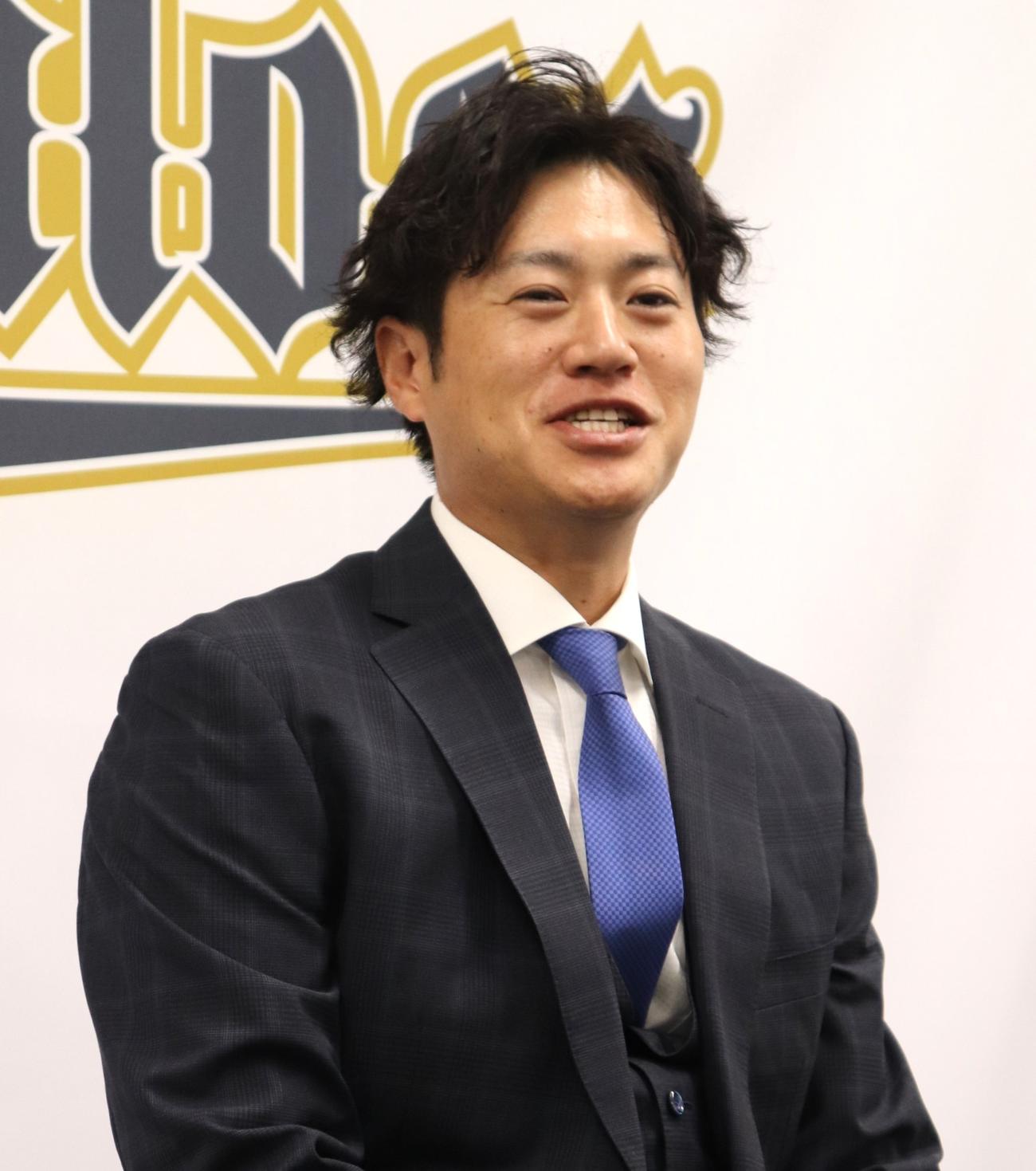 契約更改を終え、会見するオリックス山田。報道陣の質問に対し、笑みを浮かべる（撮影・中島麗）
