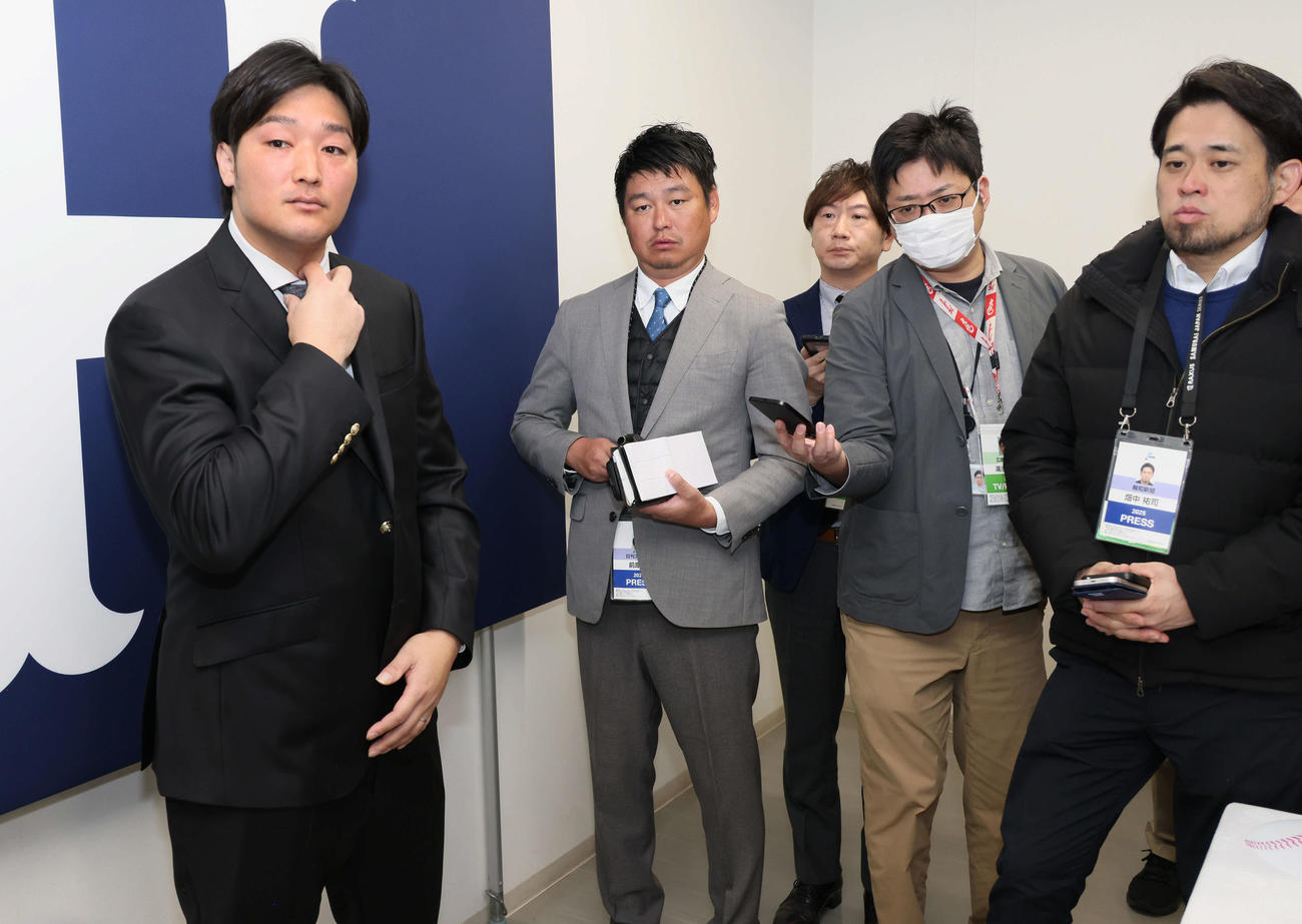 契約更改後の会見を終え、囲み取材にも応じる広島床田（撮影・加藤孝規）