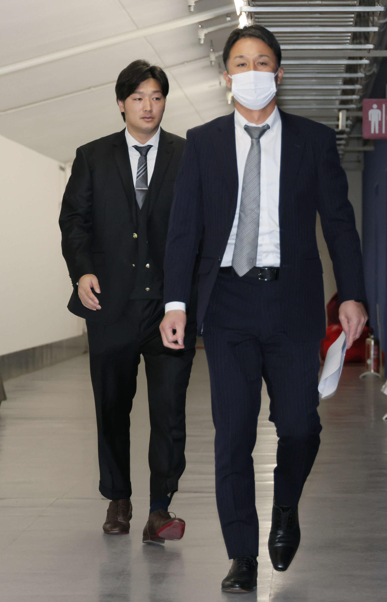 契約更改に向かう広島床田。右は井生1軍管理課長（撮影・加藤孝規）