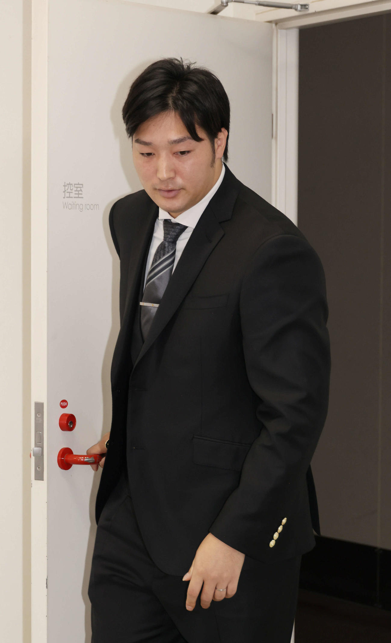 契約更改後、会見する広島床田（撮影・加藤孝規）