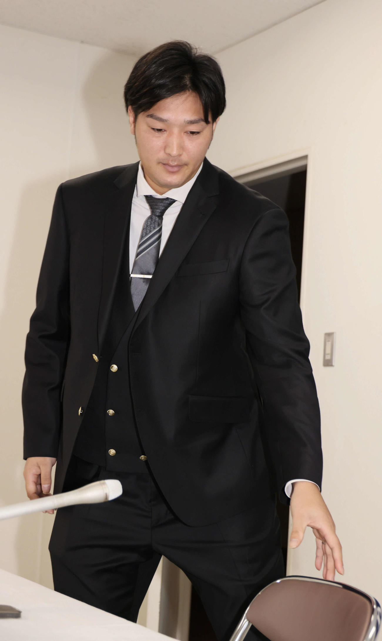 契約更改後、会見する広島床田（撮影・加藤孝規）