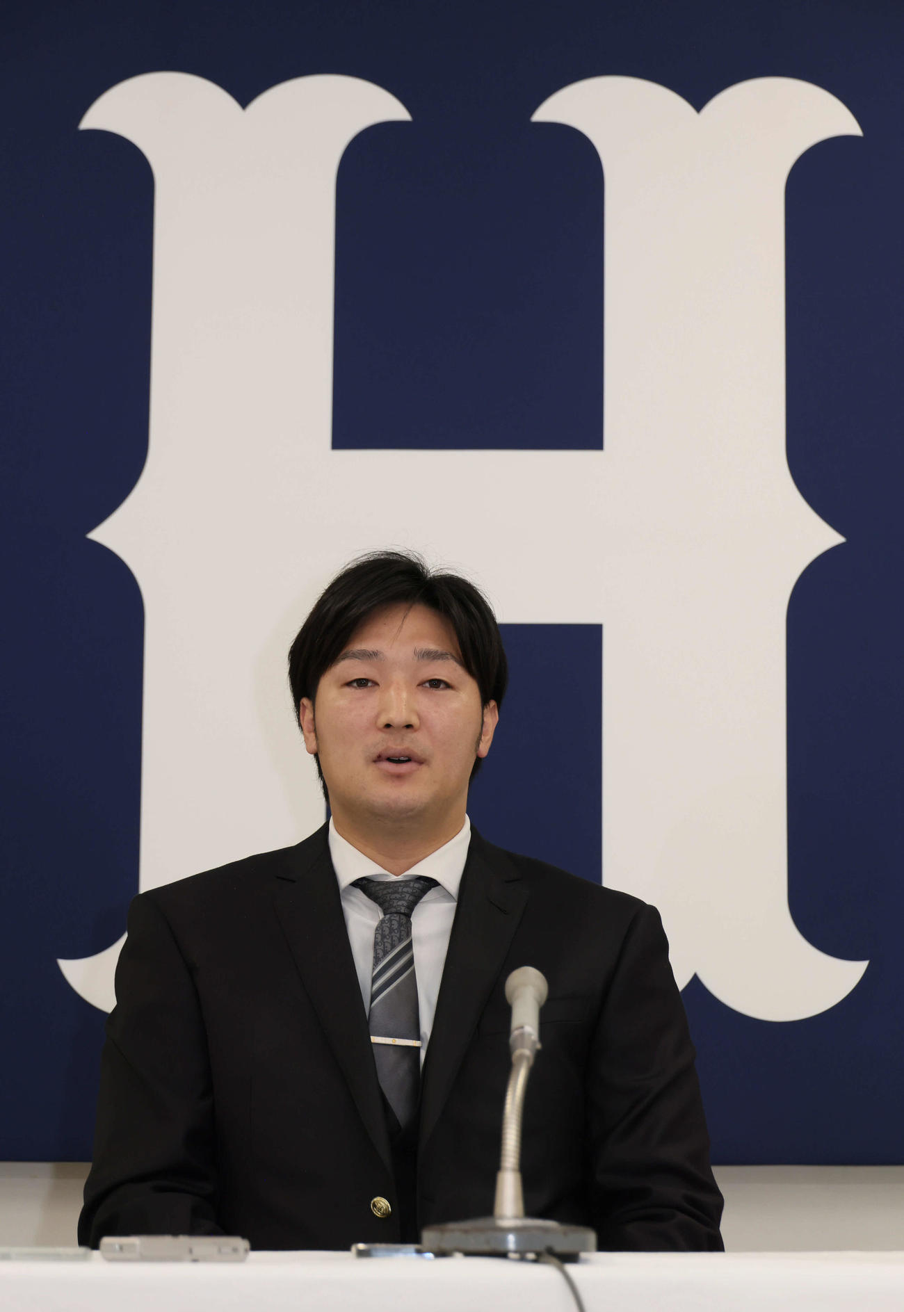 契約更改後、会見する広島床田（撮影・加藤孝規）