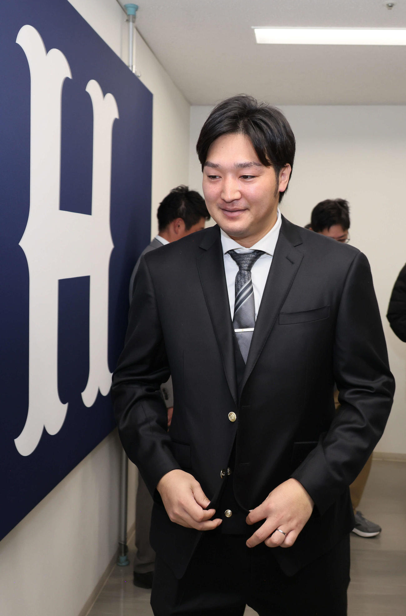 契約更改後、会見した広島床田（撮影・加藤孝規）