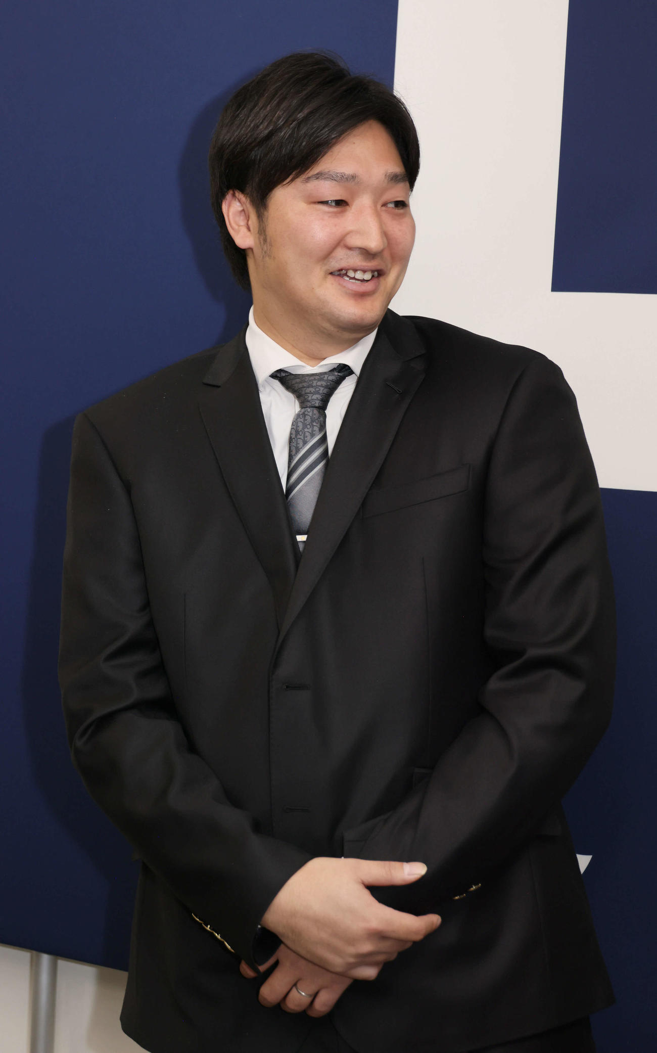 契約更改後の会見を終え、囲み取材にも応じる広島床田（撮影・加藤孝規）