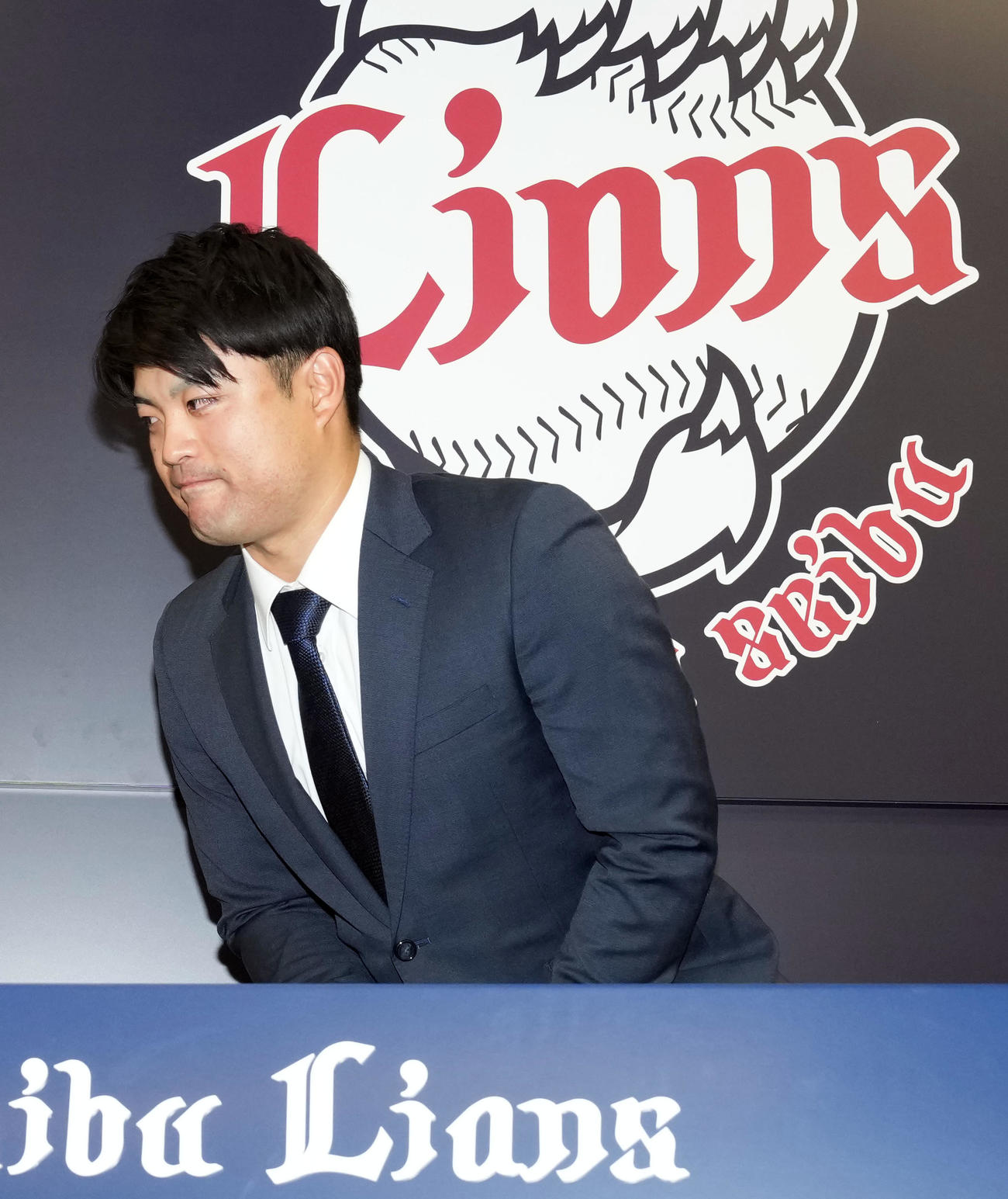 契約更改を終え会見に臨んだ西武松本（撮影・たえ見朱実）