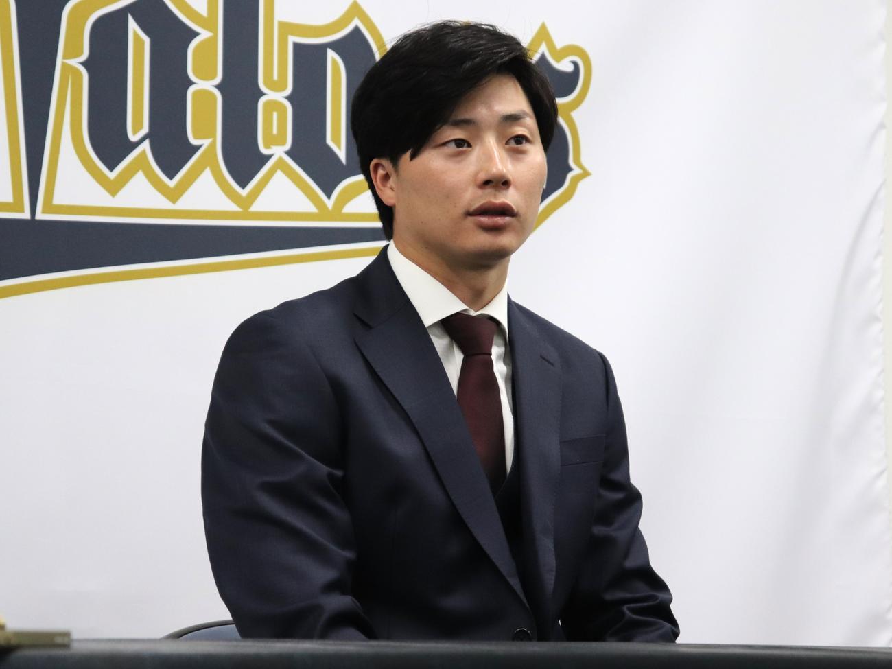 契約更改を終え、会見するオリックス広岡（撮影・中島麗）