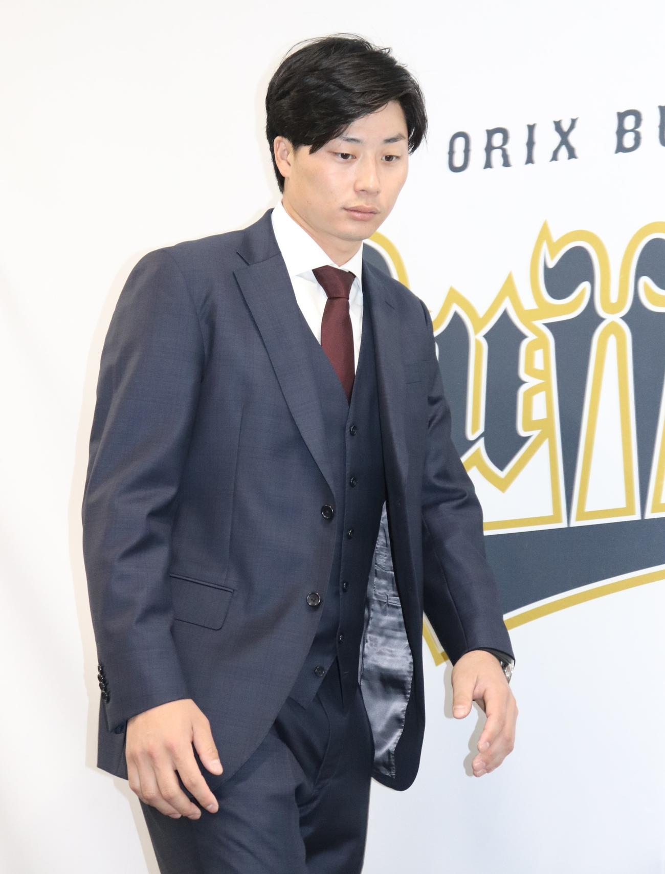 契約更改を終え、会見場に入るオリックス広岡（撮影・中島麗）