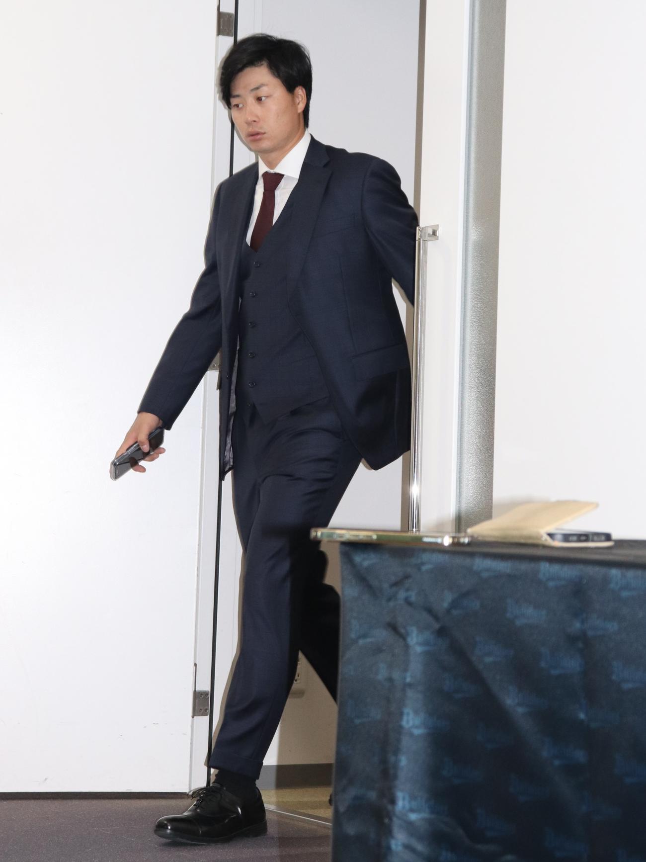 契約更改を終え、会見場に入るオリックス広岡（撮影・中島麗）