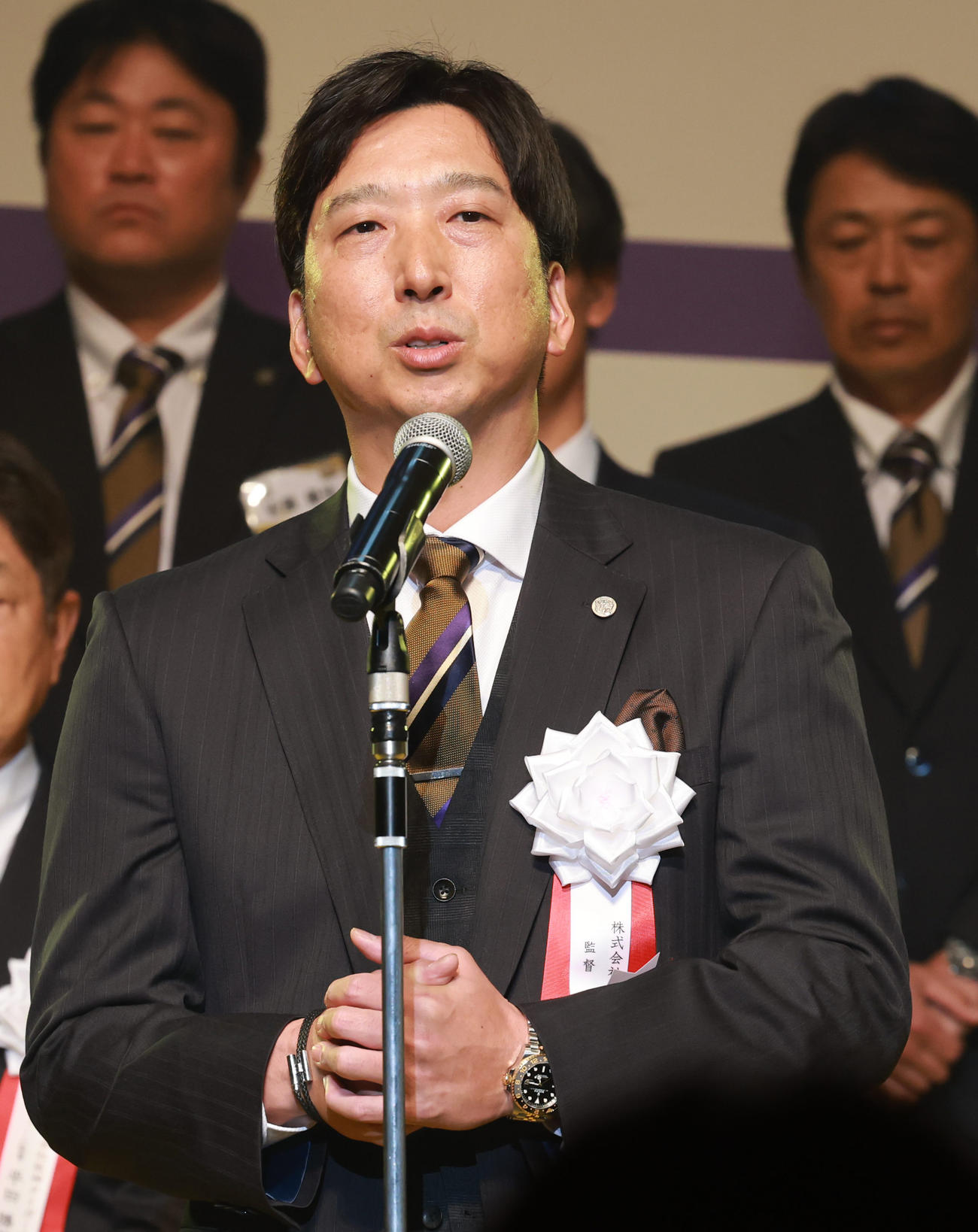 2025阪神タイガースリーグ優勝祝賀会　壇上であいさつをする藤川監督（2025年11月）