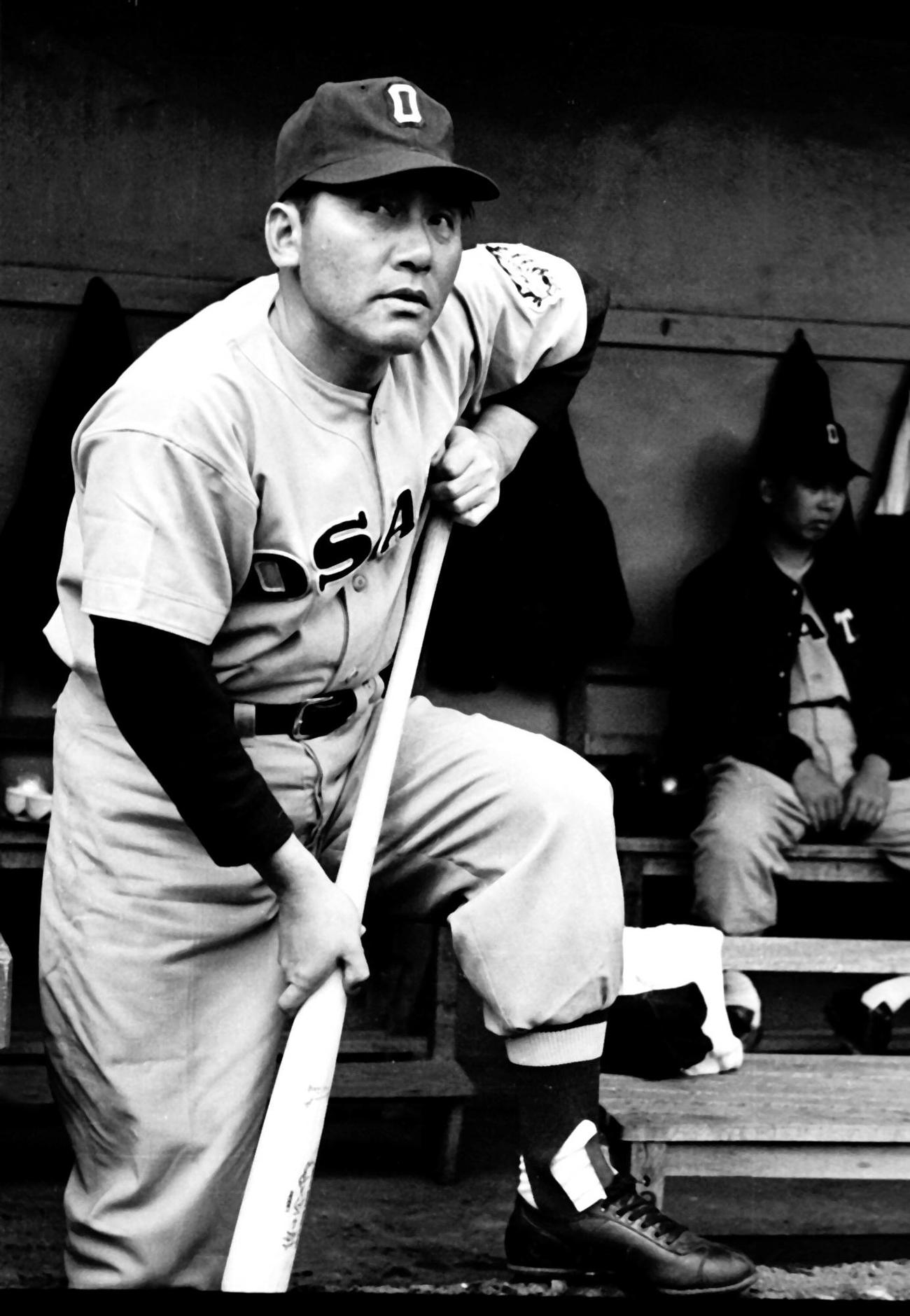 1956年、バットを手にポーズをとる阪神藤村監督