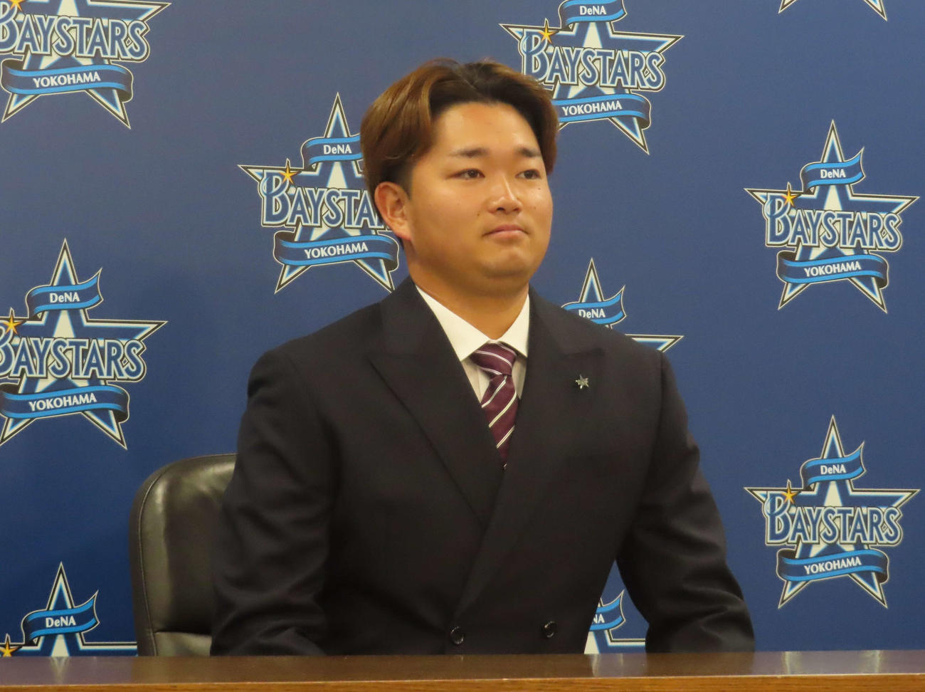 契約更改交渉後、会見するDeNA石田裕