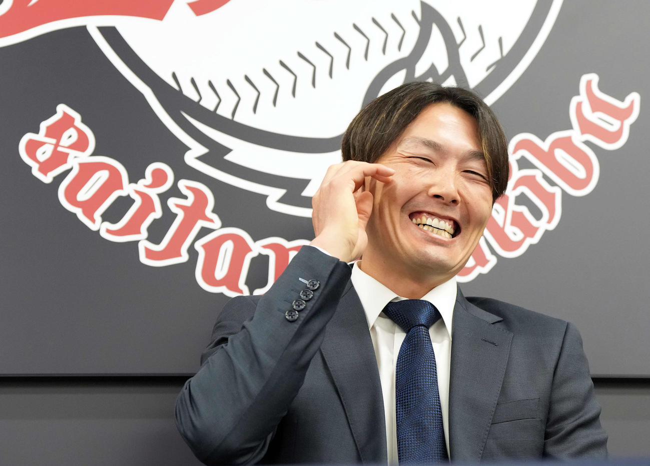 笑顔を交え記者の質問に答える西武源田（撮影・たえ見朱実）