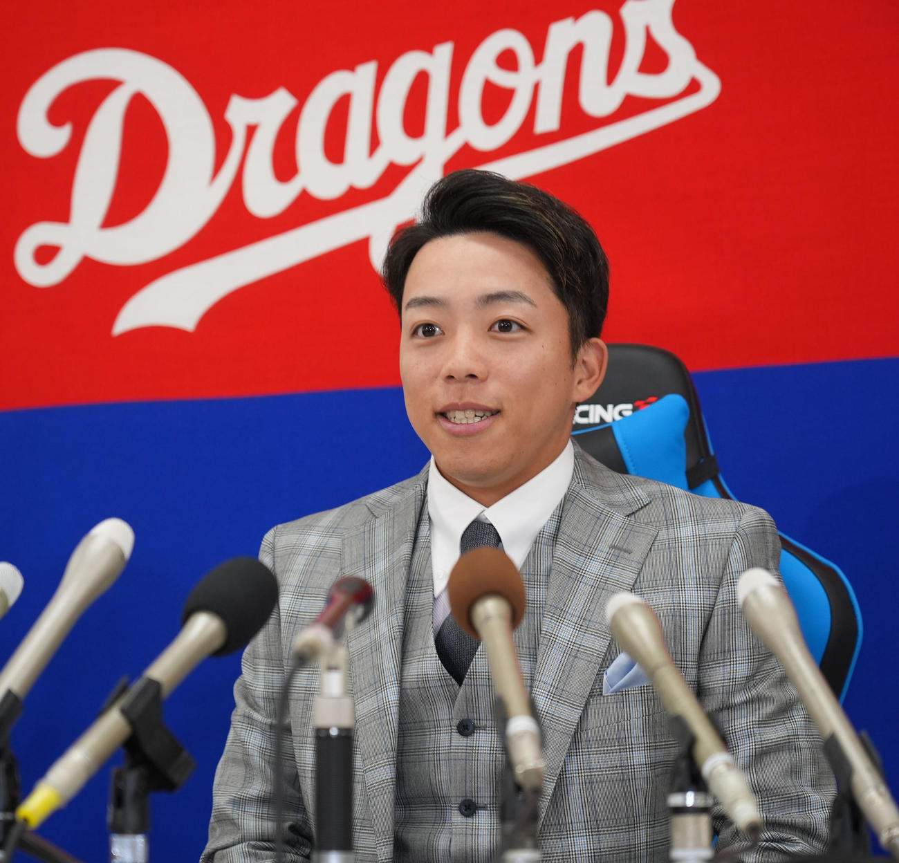 契約交渉を終え会見する岡林（撮影・森本幸一）