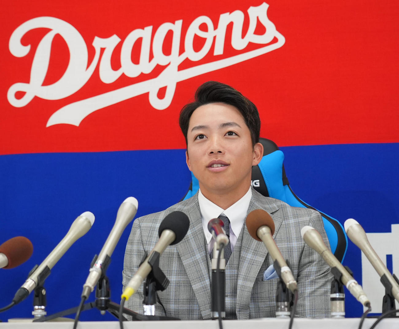契約交渉を終え会見する岡林（撮影・森本幸一）