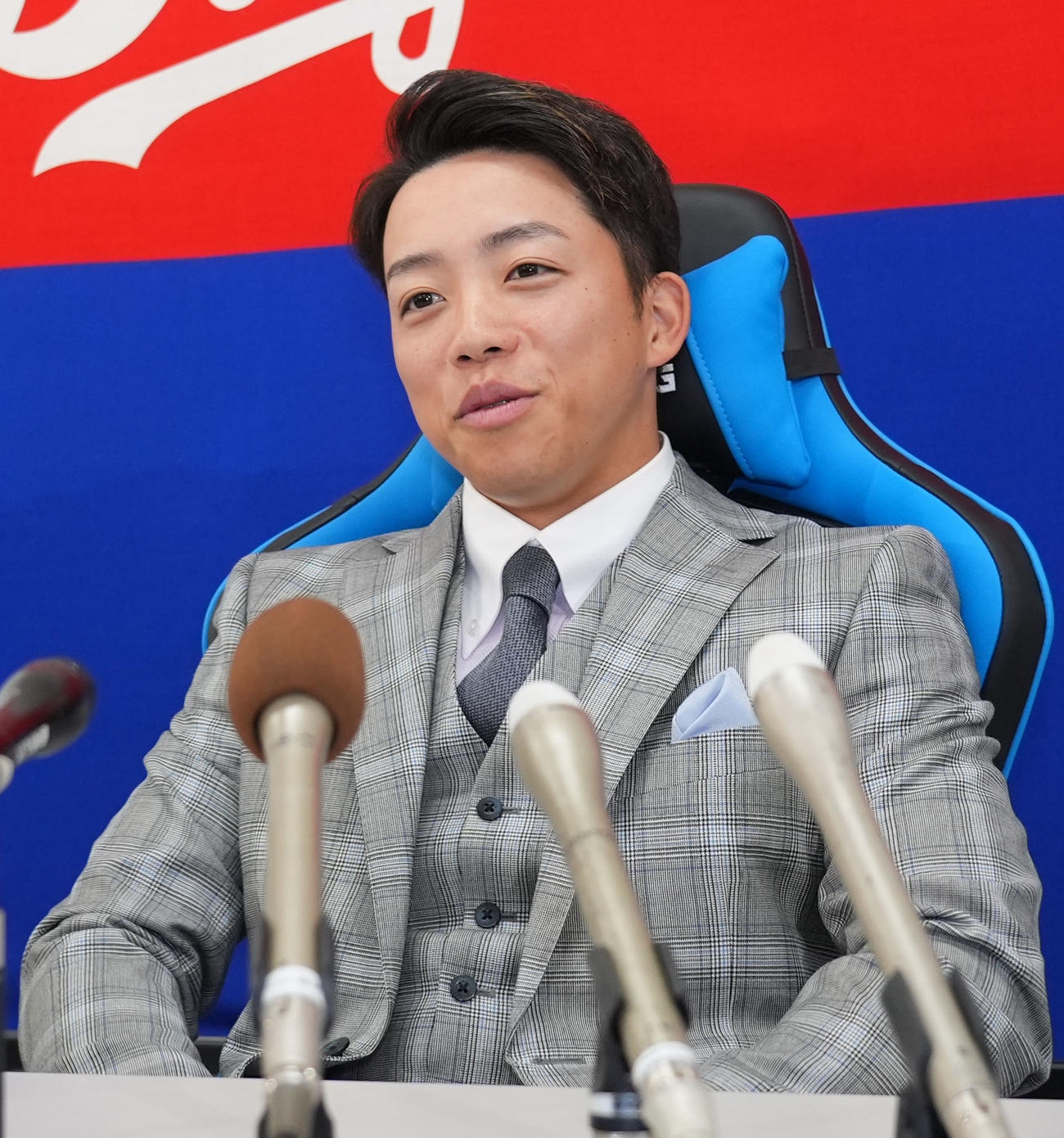 契約交渉を終え会見する岡林（撮影・森本幸一）