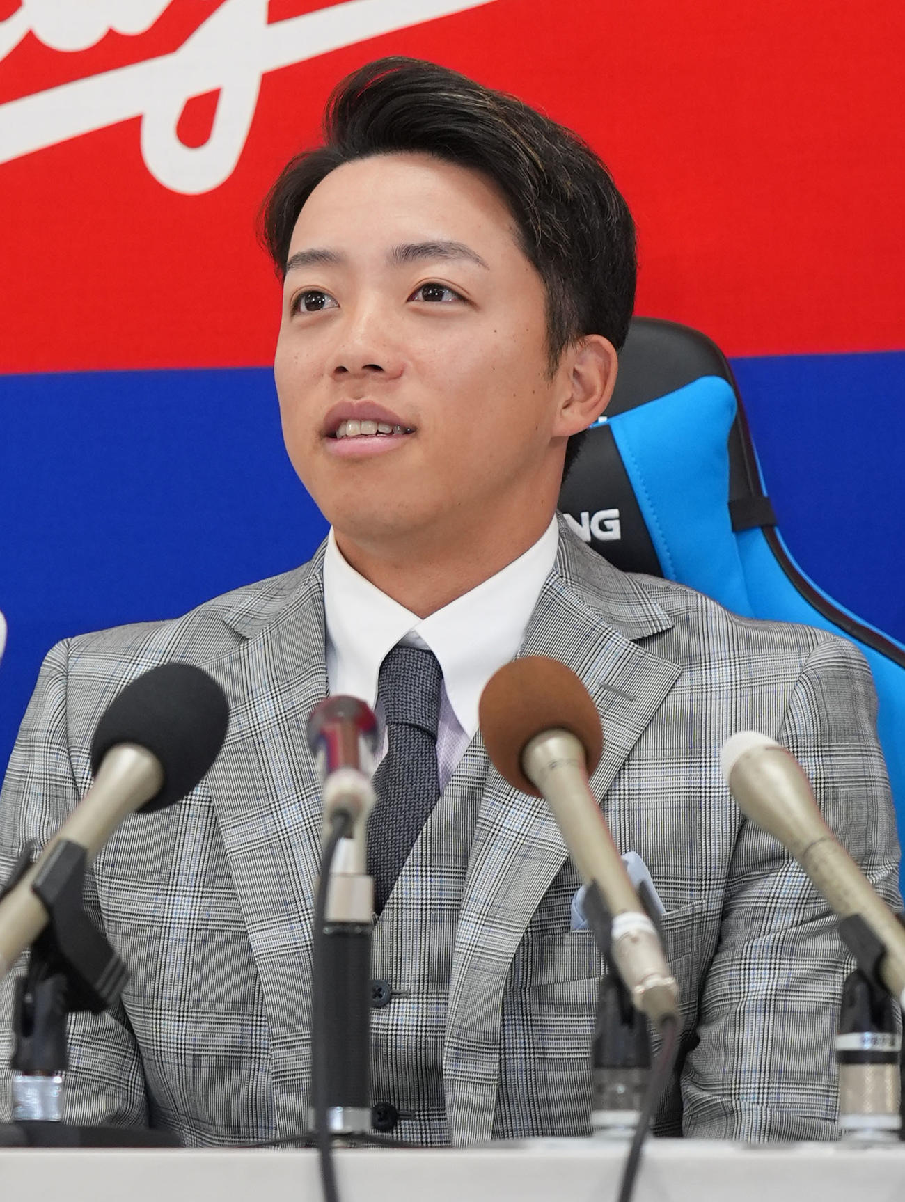 契約交渉を終え会見する岡林（撮影・森本幸一）