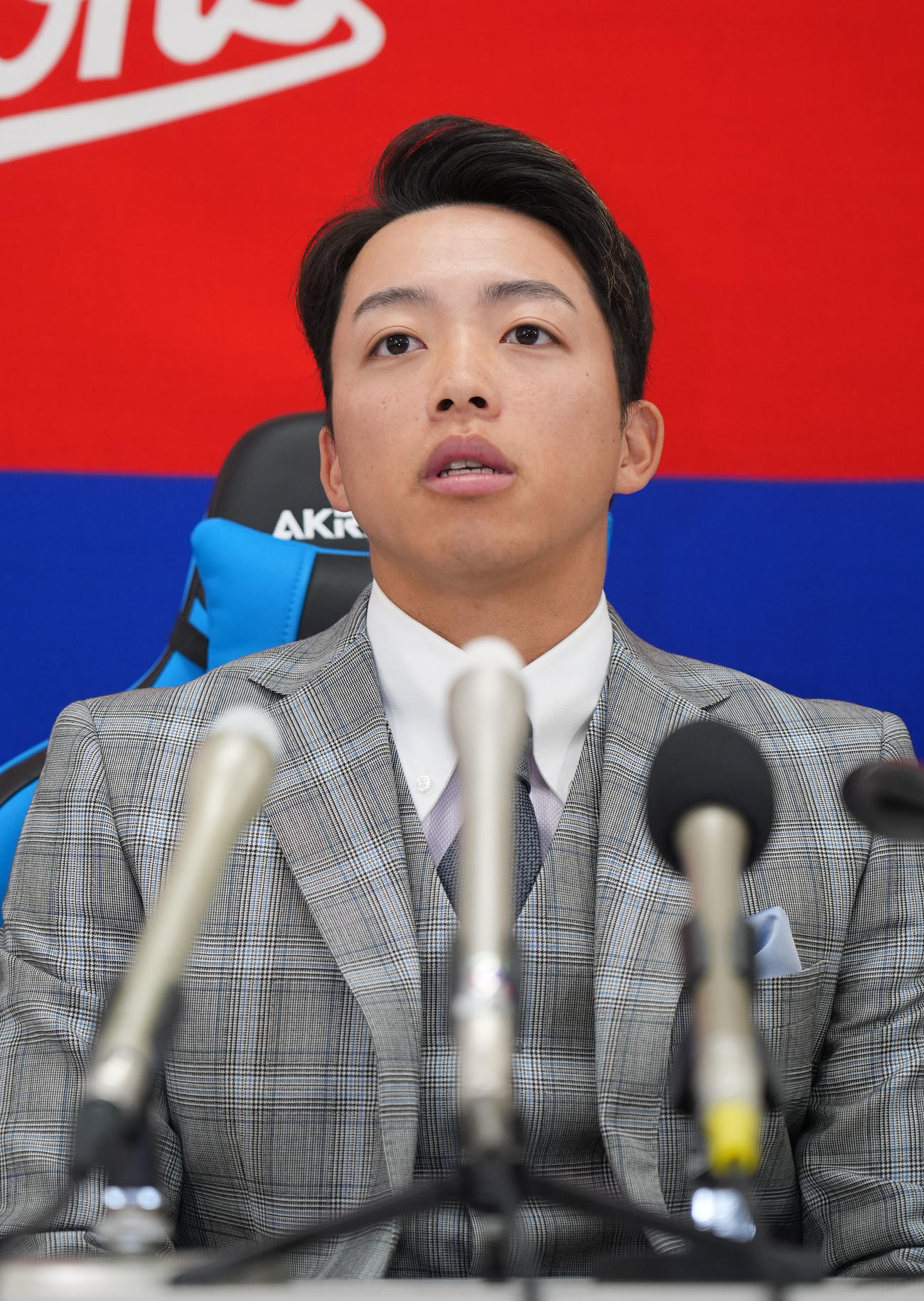 契約交渉を終え会見する岡林（撮影・森本幸一）