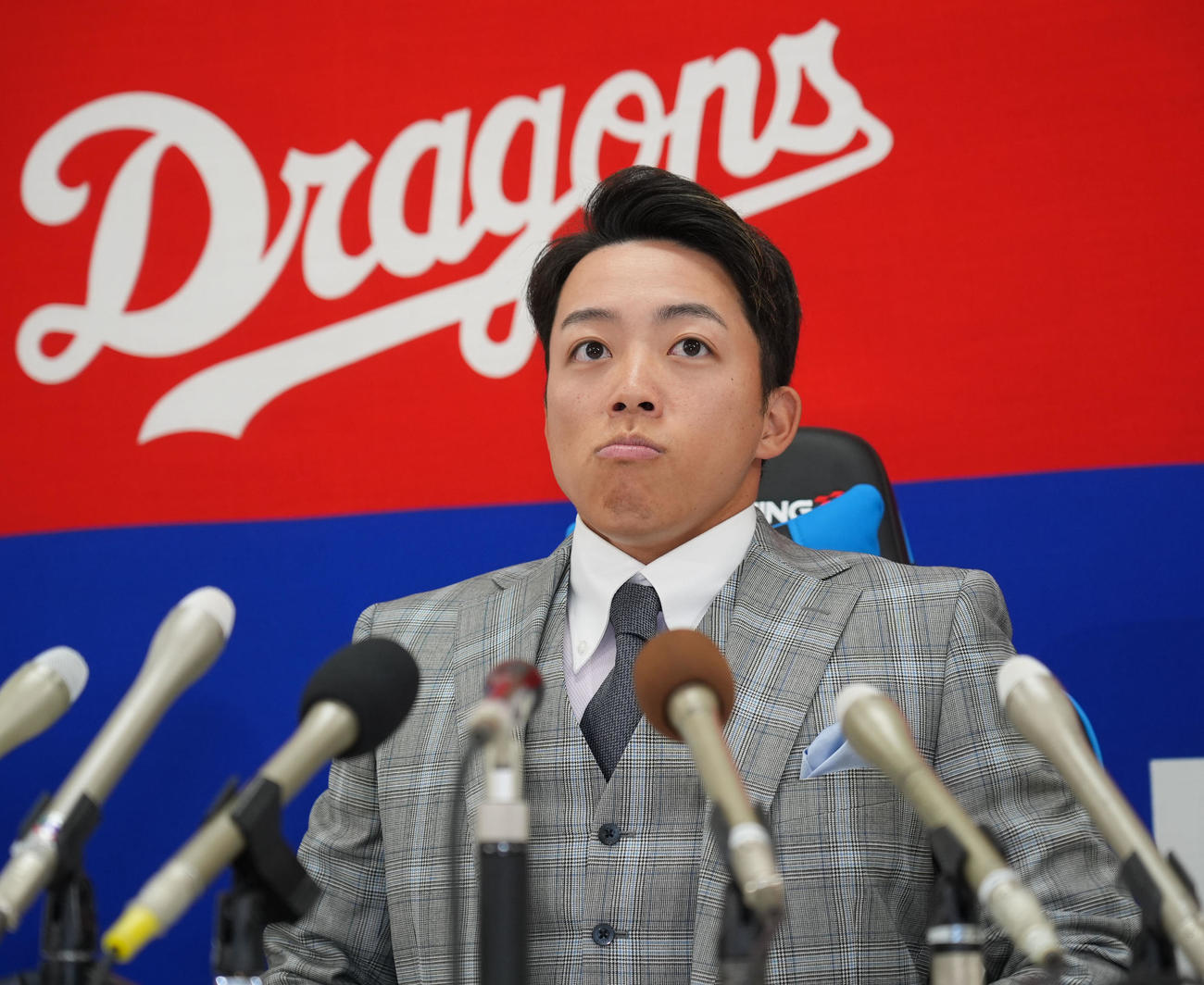 契約交渉を終え会見する岡林（撮影・森本幸一）