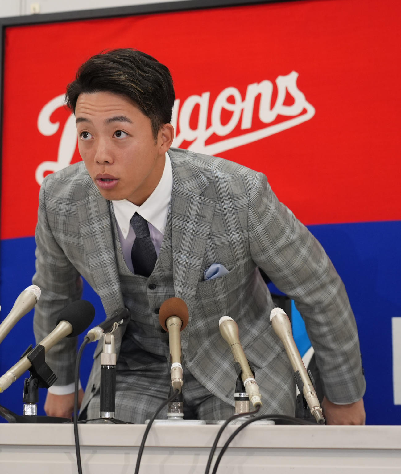 契約交渉を終え会見の席に着く岡林（撮影・森本幸一）