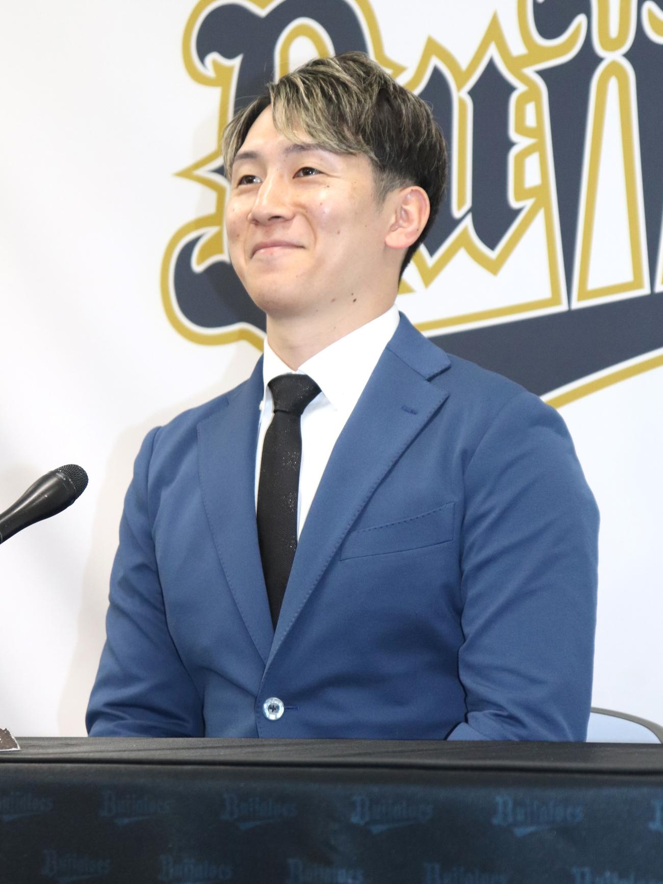 契約更改を終え、会見するオリックス西川（撮影・中島麗）