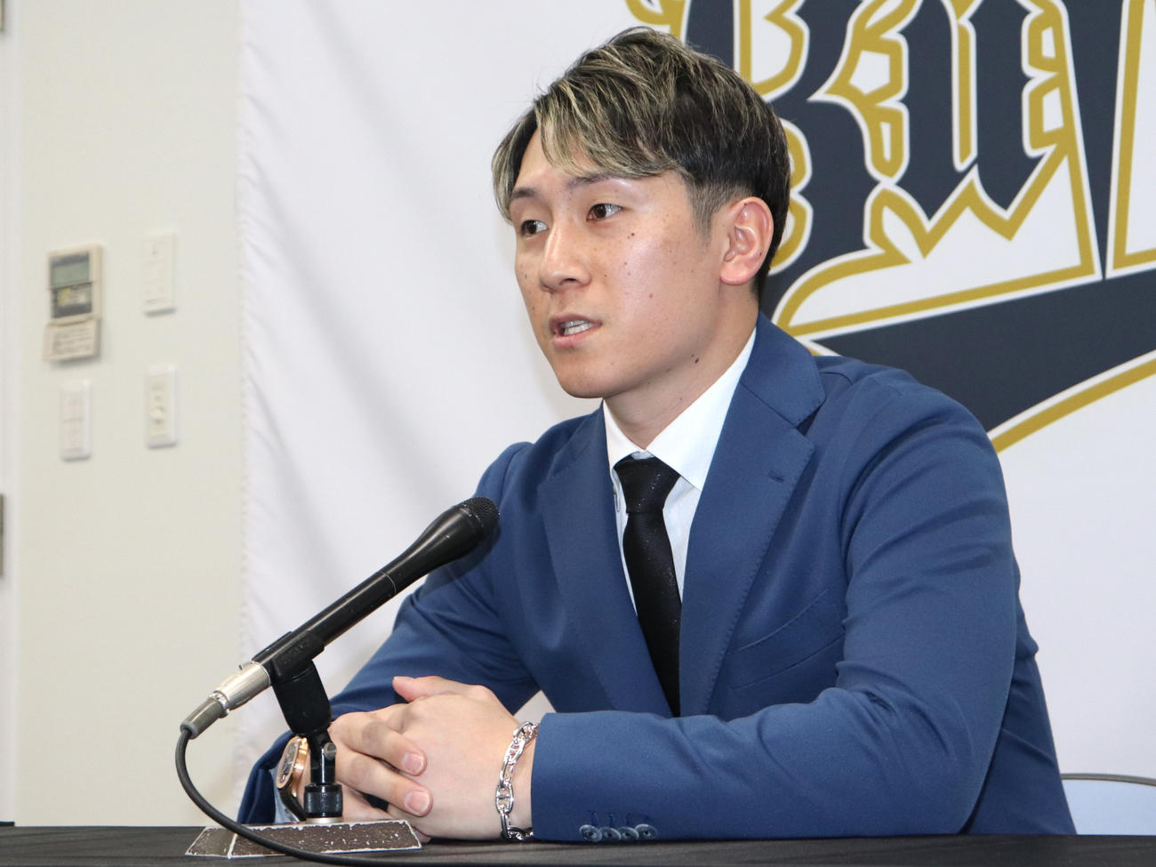 契約更改を終え、会見場に入るオリックス西川（撮影・中島麗）