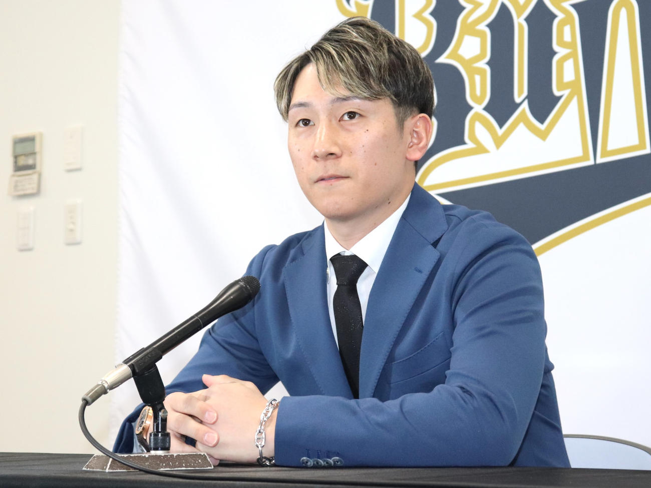 契約更改を終え、会見場に入るオリックス西川（撮影・中島麗）