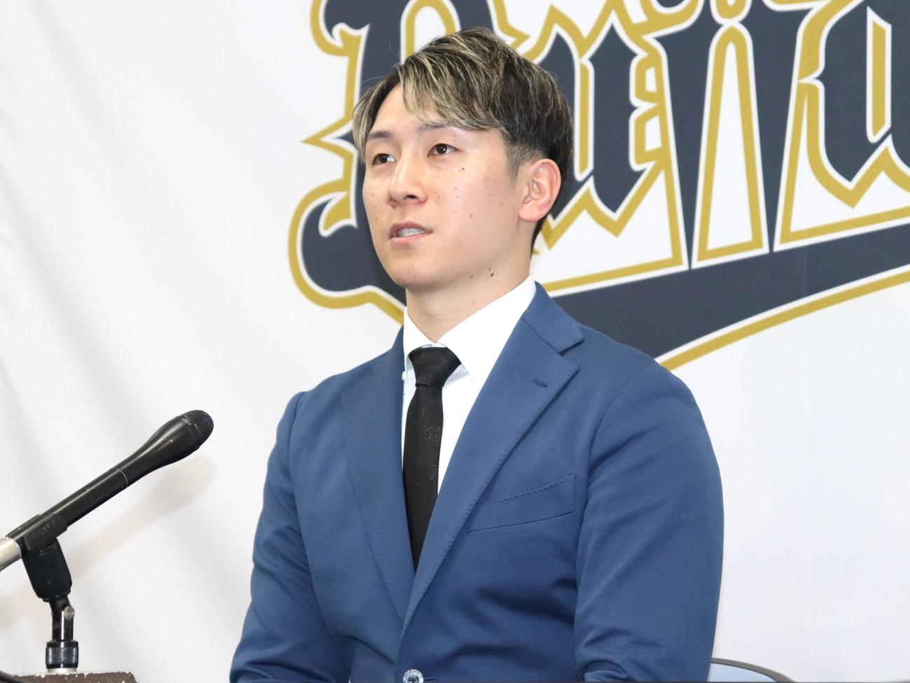 契約更改を終え、会見するオリックス西川（撮影・中島麗）