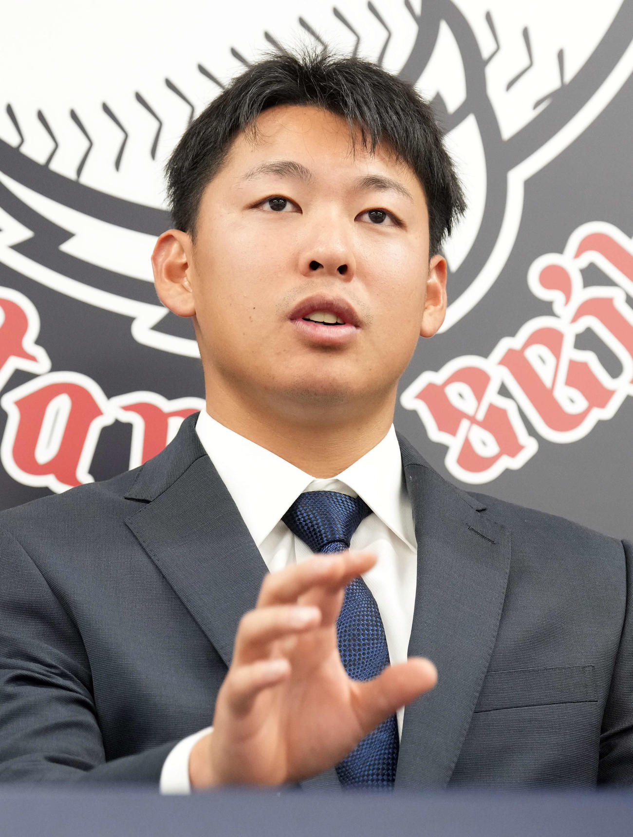 契約更改を終え会見に臨んだ西武山田（撮影・たえ見朱実）
