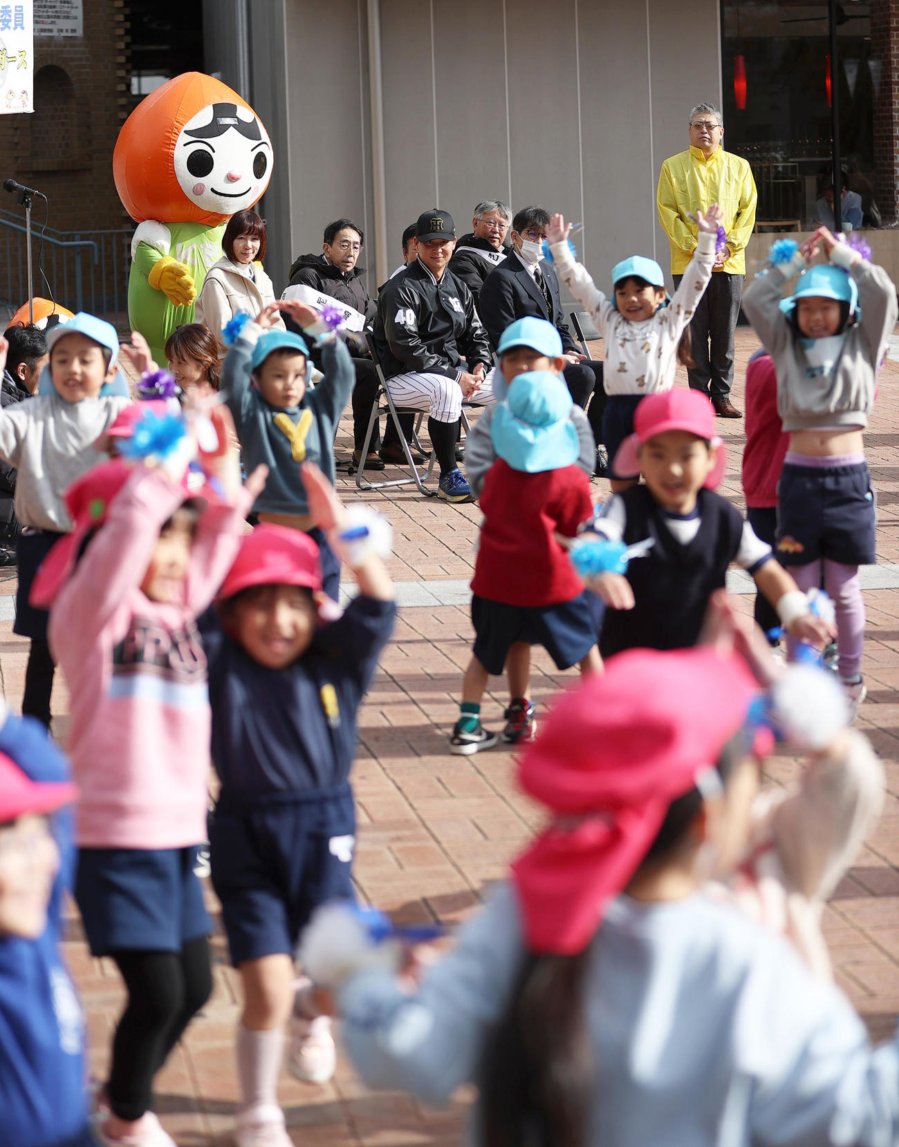 尼崎市の街頭啓発活動に参加した阪神井坪は児童のダンスを見つめる（撮影・上山淳一）