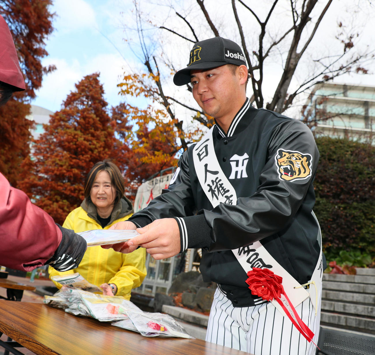 尼崎市で阪神井坪は1日人権擁護委員となって街頭啓発活動を行った（撮影・上山淳一）