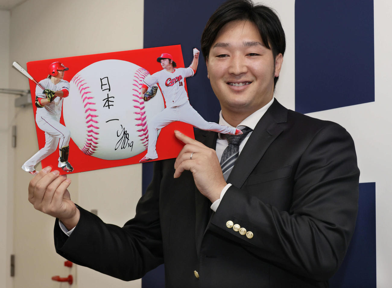 契約更改し、来季の目標を掲げる広島床田（撮影・加藤孝規）