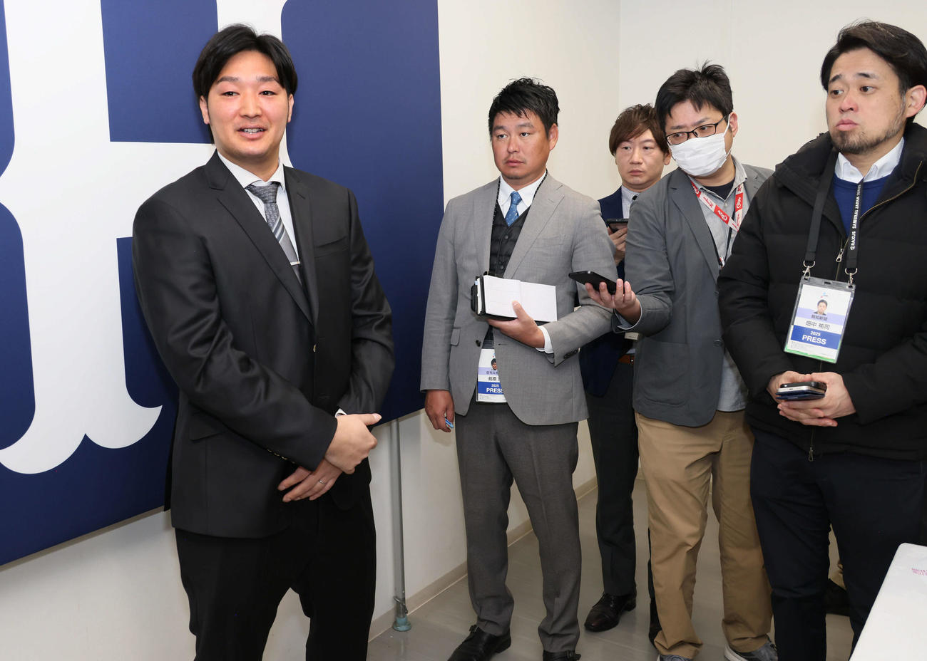 契約更改後の会見を終え、囲み取材にも応じる広島床田（撮影・加藤孝規）