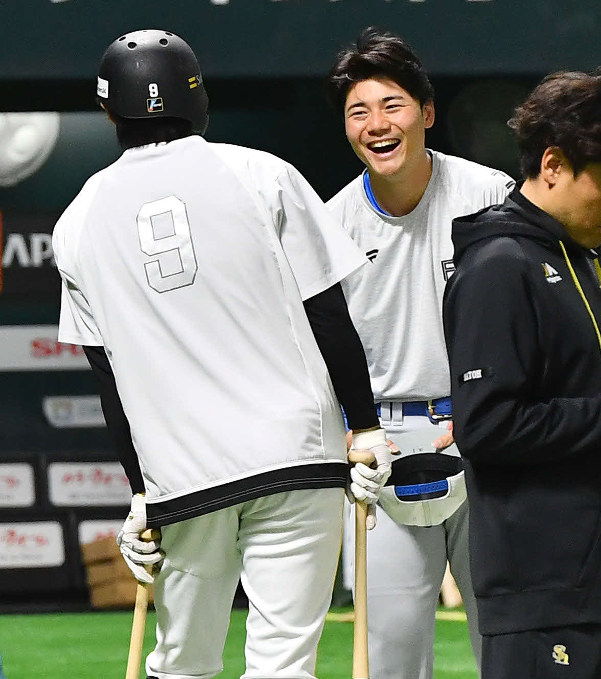 ソフトバンク柳田と談笑する日本ハム清宮幸太郎（右）（2025年3月撮影）