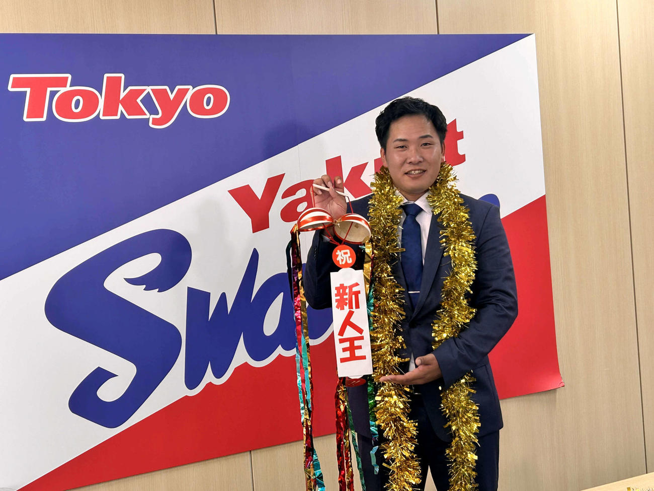 契約更改後の会見で笑顔のヤクルト荘司（撮影・上田悠太）