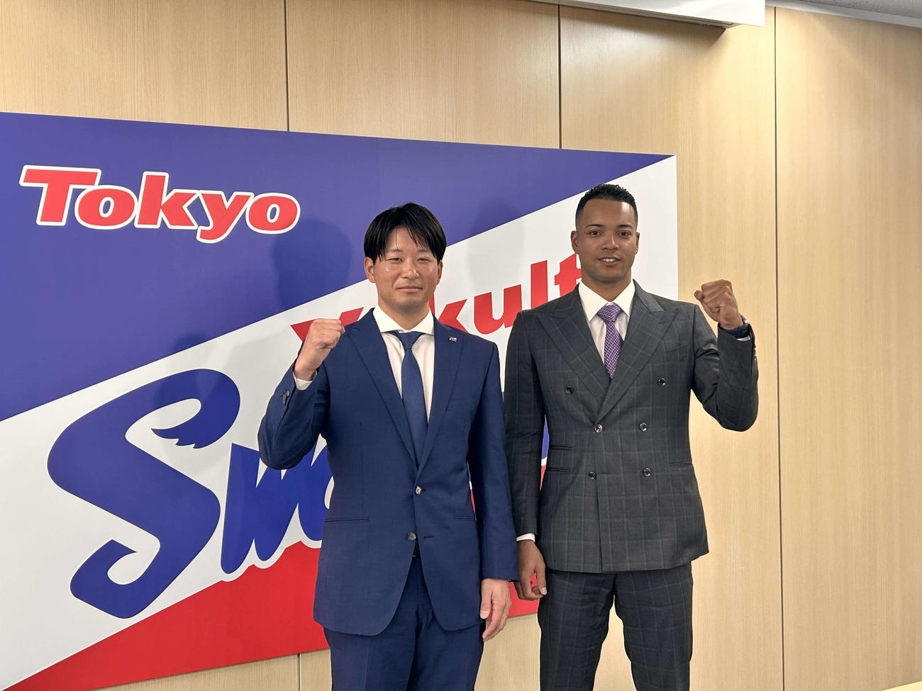 入団会見を行ったヤクルト柿沼（左）とモンテル（撮影・上田悠太）