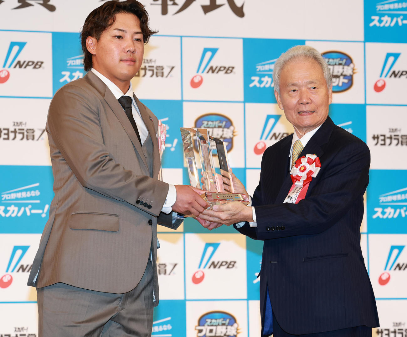 「2025　スカパー！ドラマティック・サヨナラ賞　年間大賞」を受賞し、NPB榊原コミッショナー（（右）から表彰されるセ・リーグのヤクルト赤羽（撮影・野上伸悟）