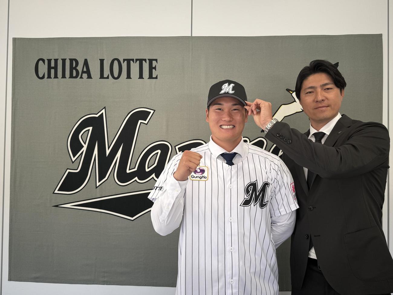 仮契約を終え記念撮影する田中（左）と田中担当スカウト（球団提供）