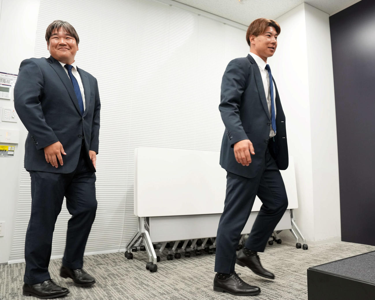 西武炭谷の会見に代理人　？　として現れた中村剛（左）（撮影・たえ見朱実）