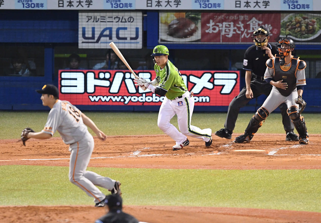 ヤクルト対巨人　2回裏ヤクルト1死一塁、村上は右前打を放つ。投手菅野（撮影・山崎安昭）