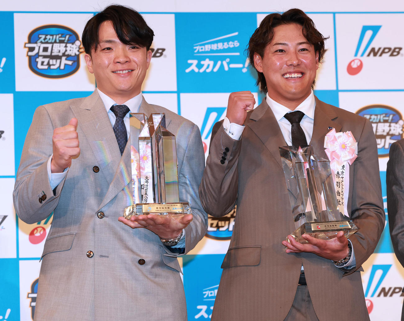 「2025　スカパー！ドラマティック・サヨナラ賞　年間大賞を受賞したパ・リーグの日本ハム郡司（左）とセ・リーグのヤクルト赤羽（撮影・野上伸悟）
