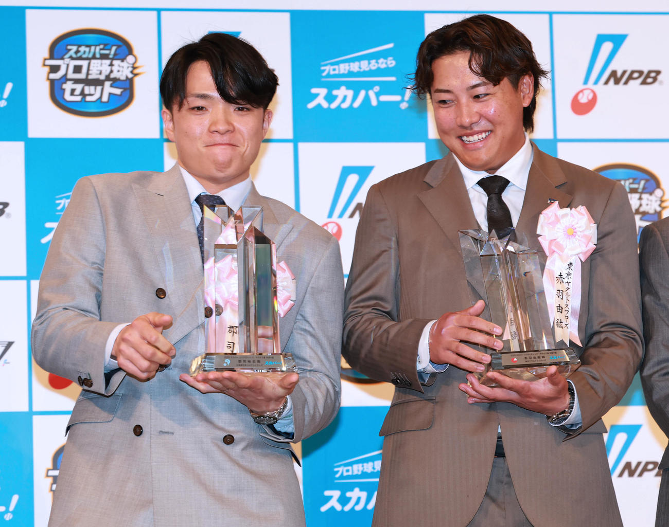「2025　スカパー！ドラマティック・サヨナラ賞　年間大賞を受賞したパ・リーグの日本ハム郡司（左）とセ・リーグのヤクルト赤羽（撮影・野上伸悟）